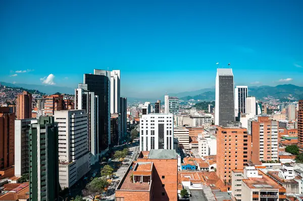 Medellin, Antioquia, Kolombiya. 12 Ağustos 2009: Doğu Bulvarı 'nda binalar ve mavi gökyüzüyle manzara.