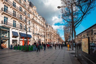 Paris, Fransa. 28 Ekim 2009: Champs Elysees Bulvarı mavi gökyüzü ve yürüyen insanlar.