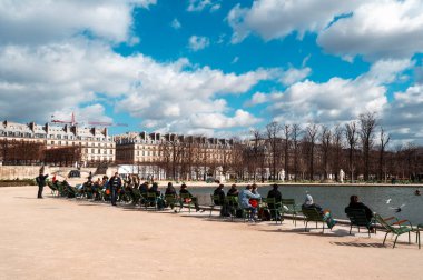 Paris, Fransa. 28 Ekim 2009: Lüksemburg Jardin mavi gökyüzüyle.