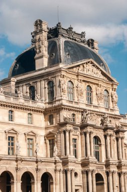 Paris, Fransa. 27 Ekim 2009: Mavi gökyüzü ile Louvre Müzesi.