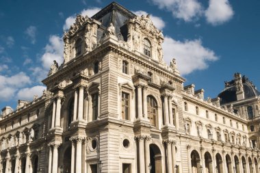 Paris, Fransa. 27 Ekim 2009: Mavi gökyüzü ile Louvre Müzesi.