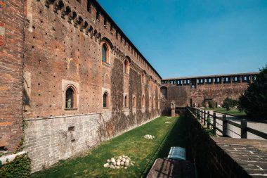 Milan, Lombardia, İtalya. 27 Ekim 2009: Sforzesco Kalesi ve mavi gökyüzü.