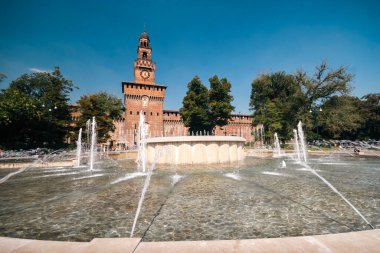 Milan, Lombardia, İtalya. 27 Ekim 2009: Sforzesco Kalesi ve mavi gökyüzü.
