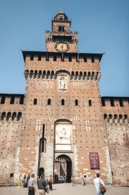 Milan, Lombardia, İtalya. 27 Ekim 2009: Sforzesco Kalesi ve mavi gökyüzü.