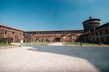 Milan, Lombardia, İtalya. 27 Ekim 2009: Sforzesco Kalesi ve mavi gökyüzü.