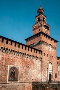 Milan, Lombardia, İtalya. 27 Ekim 2009: Sforzesco Kalesi ve mavi gökyüzü.