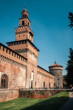 Milan, Lombardia, İtalya. 27 Ekim 2009: Sforzesco Kalesi ve mavi gökyüzü.