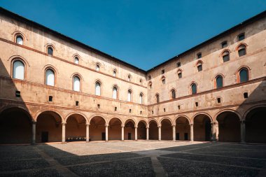 Milan, Lombardia, İtalya. 27 Ekim 2009: Sforzesco Kalesi ve mavi gökyüzü.