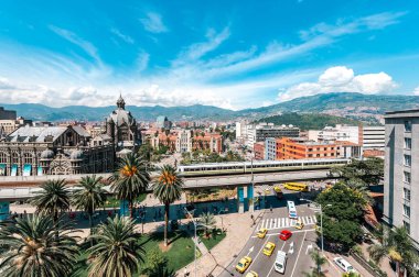 Medellin, Antioquia, Kolombiya. 18 Kasım 2009: Nutibara otelinden Plaza Botero 'ya ve Medellin metrosuna.