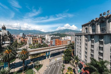 Medellin, Antioquia, Kolombiya. 18 Kasım 2009: Nutibara otelinden Plaza Botero 'ya ve Medellin metrosuna.