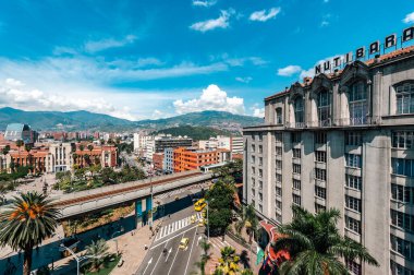 Medellin, Antioquia, Kolombiya. 18 Kasım 2009: Nutibara otelinden Plaza Botero 'ya ve Medellin metrosuna.