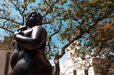 Medellin, Antioquia, Kolombiya. 18 Kasım 2009: Nutibara otelinden Plaza Botero 'ya ve Medellin metrosuna.