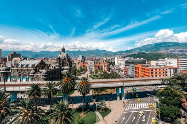 Medellin, Antioquia, Kolombiya. 18 Kasım 2009: Nutibara otelinden Plaza Botero 'ya ve Medellin metrosuna.