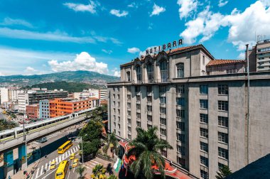 Medellin, Antioquia, Kolombiya. 18 Kasım 2009: Nutibara otelinden Plaza Botero 'ya ve Medellin metrosuna.