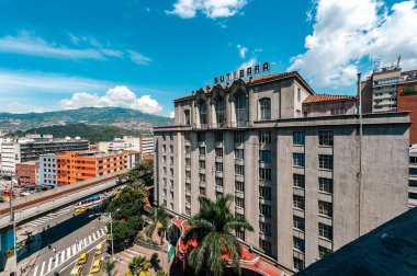 Medellin, Antioquia, Kolombiya. 18 Kasım 2009: Nutibara otelinden Plaza Botero 'ya ve Medellin metrosuna.