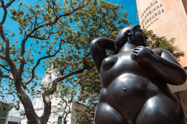 Medellin, Antioquia, Kolombiya. 18 Kasım 2009: Nutibara otelinden Plaza Botero 'ya ve Medellin metrosuna.