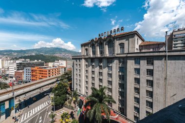 Medellin, Antioquia, Kolombiya. 18 Kasım 2009: Nutibara otelinden Plaza Botero 'ya ve Medellin metrosuna.
