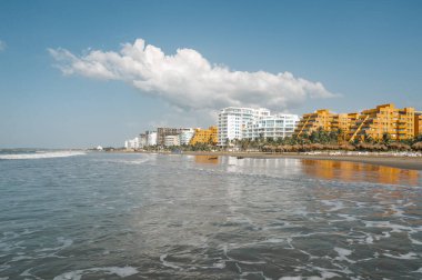 Sahilde kırmızı bayrağı olan bir cankurtaran. Cartagena, Kolombiya.