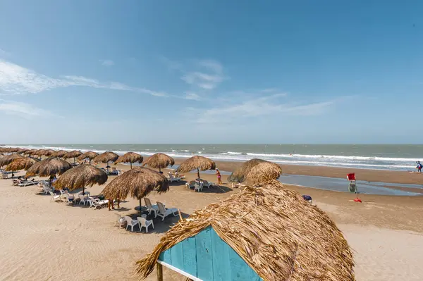 Kolombiya, Cartagena 'daki La Boquilla plajında saman şemsiyesi