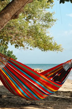 Sahildeki manzara, dinlenmek için hamak. Morrosquillo Körfezi, San Bernardo Takımadası