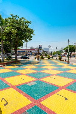 Barranquilla, Atlantico, Kolombiya. 21 Haziran 2010: Plaza Esthercita Forero 'nun mavi gökyüzü portresi.