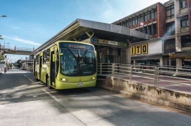 Bucaramanga, Santander, Kolombiya. 29 Ekim 2010: Metrolinea Otobüsü