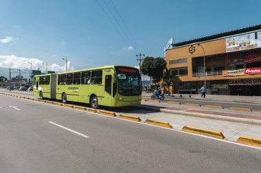 Bucaramanga, Santander, Kolombiya. 29 Ekim 2010: Metrolinea Otobüsü