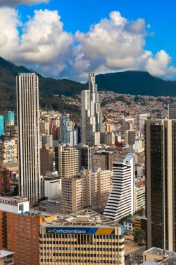 Bogota, Kolombiya. 20 Mayıs 2024: Bogota şehir merkezinde mavi gökyüzü ile mimari ve cephe.