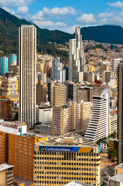 Bogota, Kolombiya. 20 Mayıs 2024: Bogota şehir merkezinde mavi gökyüzü ile mimari ve cephe.