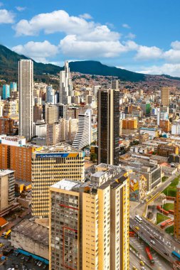 Bogota, Kolombiya. 20 Mayıs 2024: Bogota şehir merkezinde mavi gökyüzü ile mimari ve cephe.
