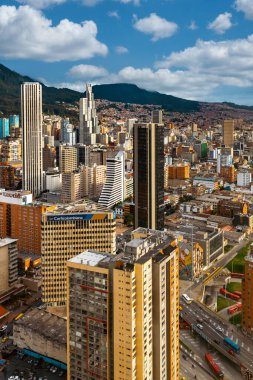 Bogota, Kolombiya. 20 Mayıs 2024: Bogota şehir merkezinde mavi gökyüzü ile mimari ve cephe.
