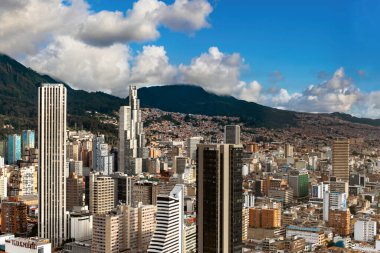 Bogota, Kolombiya. 20 Mayıs 2024: Bogota şehir merkezinde mavi gökyüzü ile mimari ve cephe.