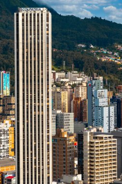 Bogota, Kolombiya. 20 Mayıs 2024: Bogota şehir merkezinde mavi gökyüzü ile mimari ve cephe.