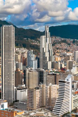 Bogota, Kolombiya. 20 Mayıs 2024: Bogota şehir merkezinde mavi gökyüzü ile mimari ve cephe.