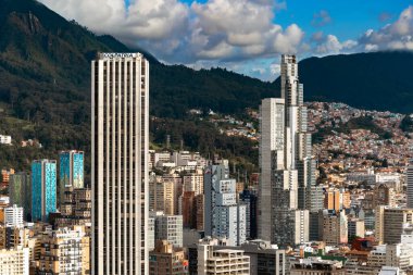 Bogota, Kolombiya. 20 Mayıs 2024: Bogota şehir merkezinde mavi gökyüzü ile mimari ve cephe.