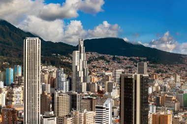 Bogota, Kolombiya. 20 Mayıs 2024: Bogota şehir merkezinde mavi gökyüzü ile mimari ve cephe.