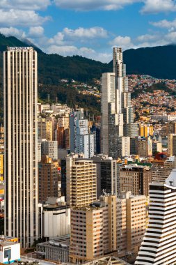 Bogota, Kolombiya. 20 Mayıs 2024: Bogota şehir merkezinde mavi gökyüzü ile mimari ve cephe.