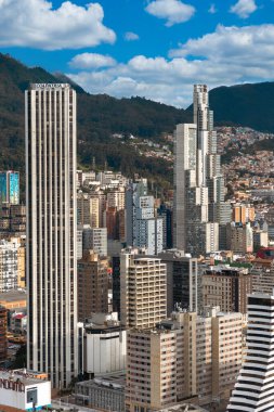 Bogota, Kolombiya. 20 Mayıs 2024: Bogota şehir merkezinde mavi gökyüzü ile mimari ve cephe.