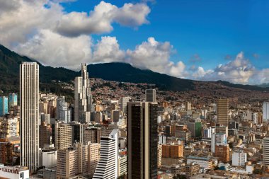Bogota, Kolombiya. 20 Mayıs 2024: Bogota şehir merkezinde mavi gökyüzü ile mimari ve cephe.