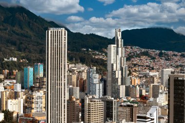 Bogota, Kolombiya. 20 Mayıs 2024: Bogota şehir merkezinde mavi gökyüzü ile mimari ve cephe.