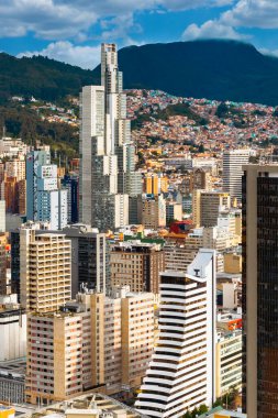 Bogota, Kolombiya. 20 Mayıs 2024: Bogota şehir merkezinde mavi gökyüzü ile mimari ve cephe.