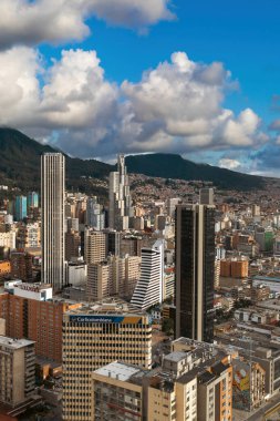 Bogota, Kolombiya. 20 Mayıs 2024: Bogota şehir merkezinde mavi gökyüzü ile mimari ve cephe.