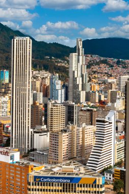 Bogota, Kolombiya. 20 Mayıs 2024: Bogota şehir merkezinde mavi gökyüzü ile mimari ve cephe.