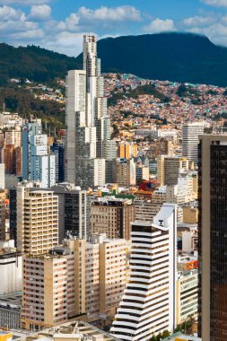 Bogota, Kolombiya. 20 Mayıs 2024: Bogota şehir merkezinde mavi gökyüzü ile mimari ve cephe.