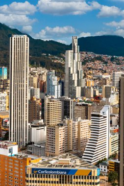 Bogota, Kolombiya. 20 Mayıs 2024: Bogota şehir merkezinde mavi gökyüzü ile mimari ve cephe.
