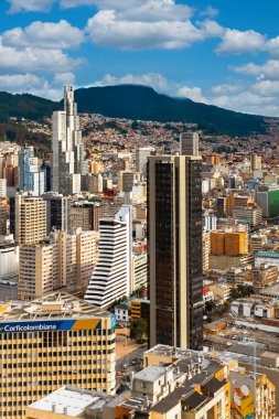 Bogota, Kolombiya. 20 Mayıs 2024: Bogota şehir merkezinde mavi gökyüzü ile mimari ve cephe.