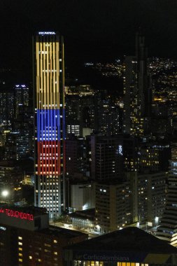 Colpatria Kulesi gece Bogot şehrindeki Kolombiya bayrağının renkleriyle aydınlandı..