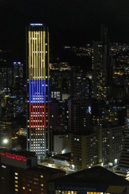 Colpatria Kulesi gece Bogot şehrindeki Kolombiya bayrağının renkleriyle aydınlandı..
