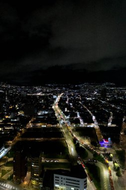 Colpatria Kulesi gece Bogot şehrindeki Kolombiya bayrağının renkleriyle aydınlandı..