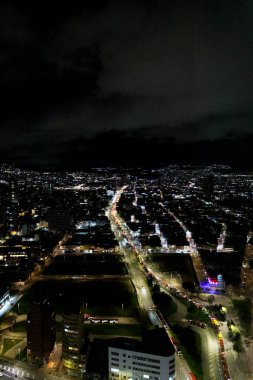 Colpatria Kulesi gece Bogot şehrindeki Kolombiya bayrağının renkleriyle aydınlandı..
